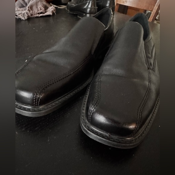 Ecco Men’s black dress shoes. Size 44Excellent condition